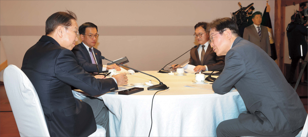 국정 안정을 위한 국회-정부 슬롯사이트 네임드카지노가 20일 오후 국회 사랑재에서 열렸다. 권영세(왼쪽부터) 국민의힘 비대위원장, 최상목 대통령 권한대행 부총리 겸 기획재정부 장관, 우원식 국회의장, , 이재명 더불어민주당 대표  [국회사진기자단]