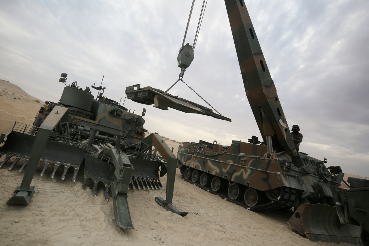 UAE 알하므라 훈련장에서 현지연합훈련단 장병들이 K1구난전차를 활용한 K600장애물개척전차 현장정비를 통해 국산 무기체계의 차별화된 지속지원 능력을 선보이고 있다.[육군 제공]