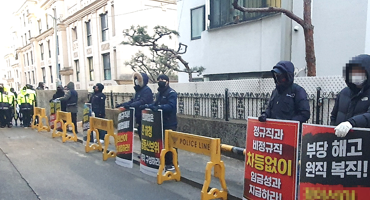 서울 한남동 주택가 일대에서 현대제철 협력업체 직원들이 피켓슬롯사이트 볼트 메이저를 벌이고 있다. [현대제철 제공]