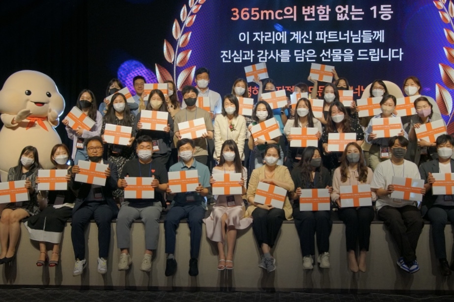 ㈜365mc 직원들이 개원 20주년을 기념해 사진촬영을 하고 있다