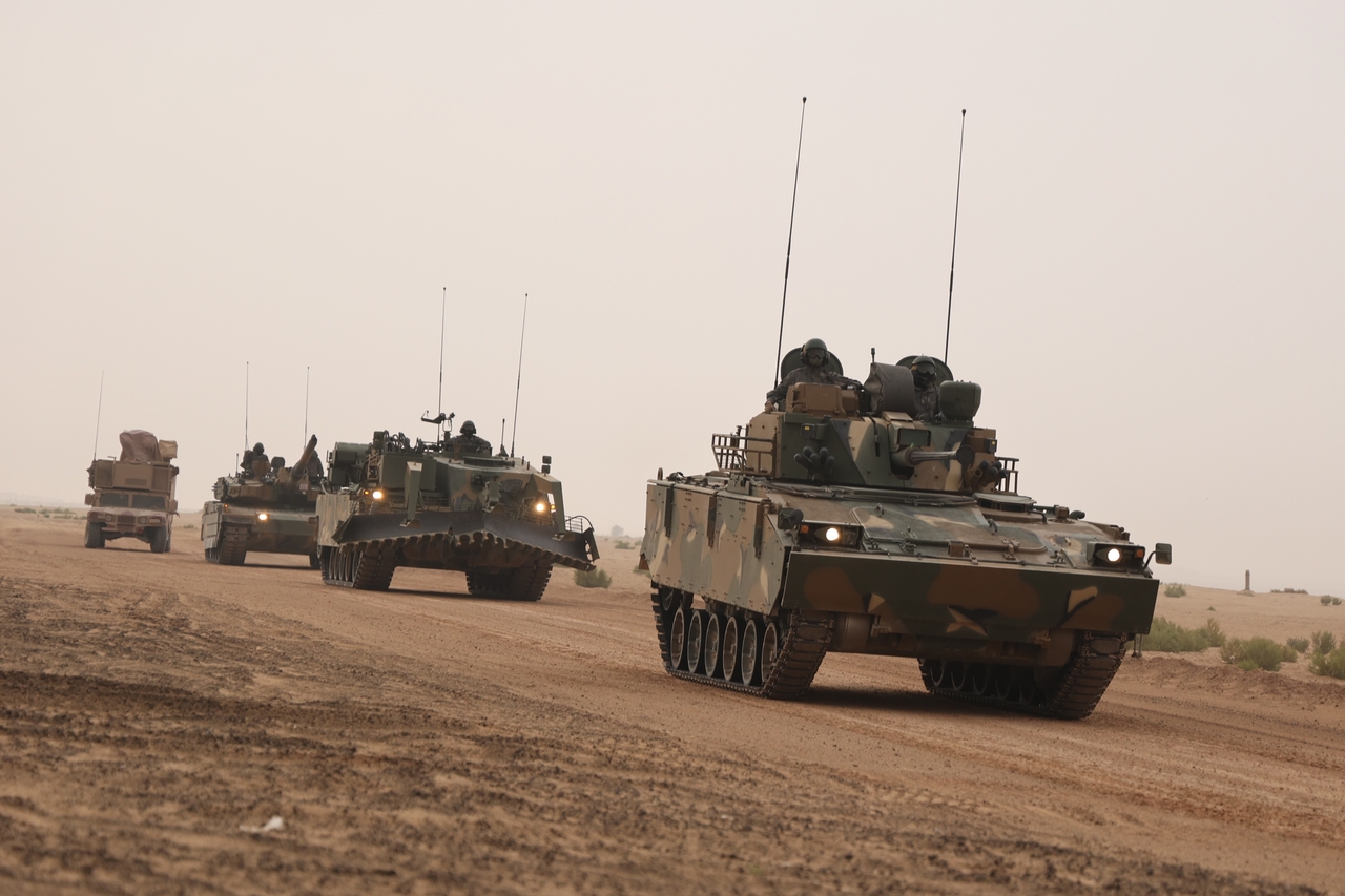 공격작전 야외기동훈련(FTX) 간 임무를 하달받은 양국군 기계부대(앞에서부터 K21보병전투장갑차, K600장애물개척전차, K2전차, UAE군 전술차량)가 임무지역을 향해 출발하고 있다. [육군 제공]