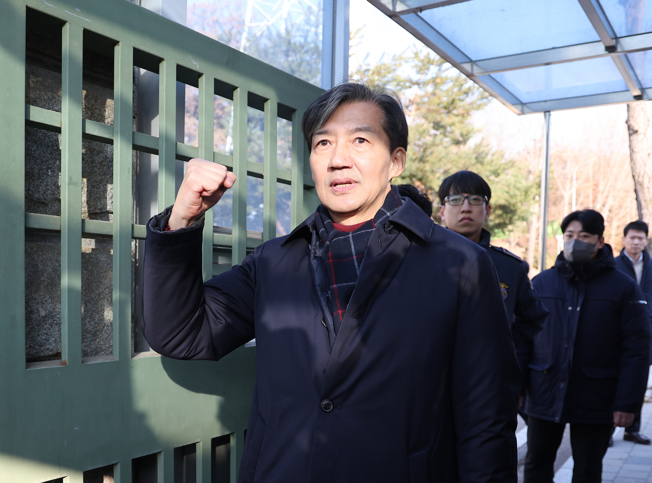 자녀 입시 비리와 청와대 감찰 무마 등 혐의로 기소돼 징역 2년 형이 확정된 조국혁신당 조국 전 대표가 지난해 12월 16일 오전 경기도 의왕 서울구치소 앞에서 수감되기 전 지지자들을 향해 주먹을 쥐어보이고 있다.[연합]