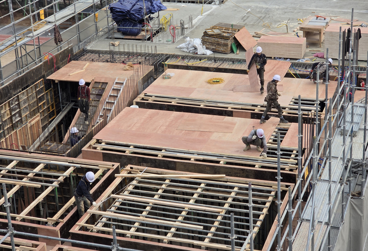 This file photo taken Feb. 16 shows a construction site in Seoul. (Yonhap)