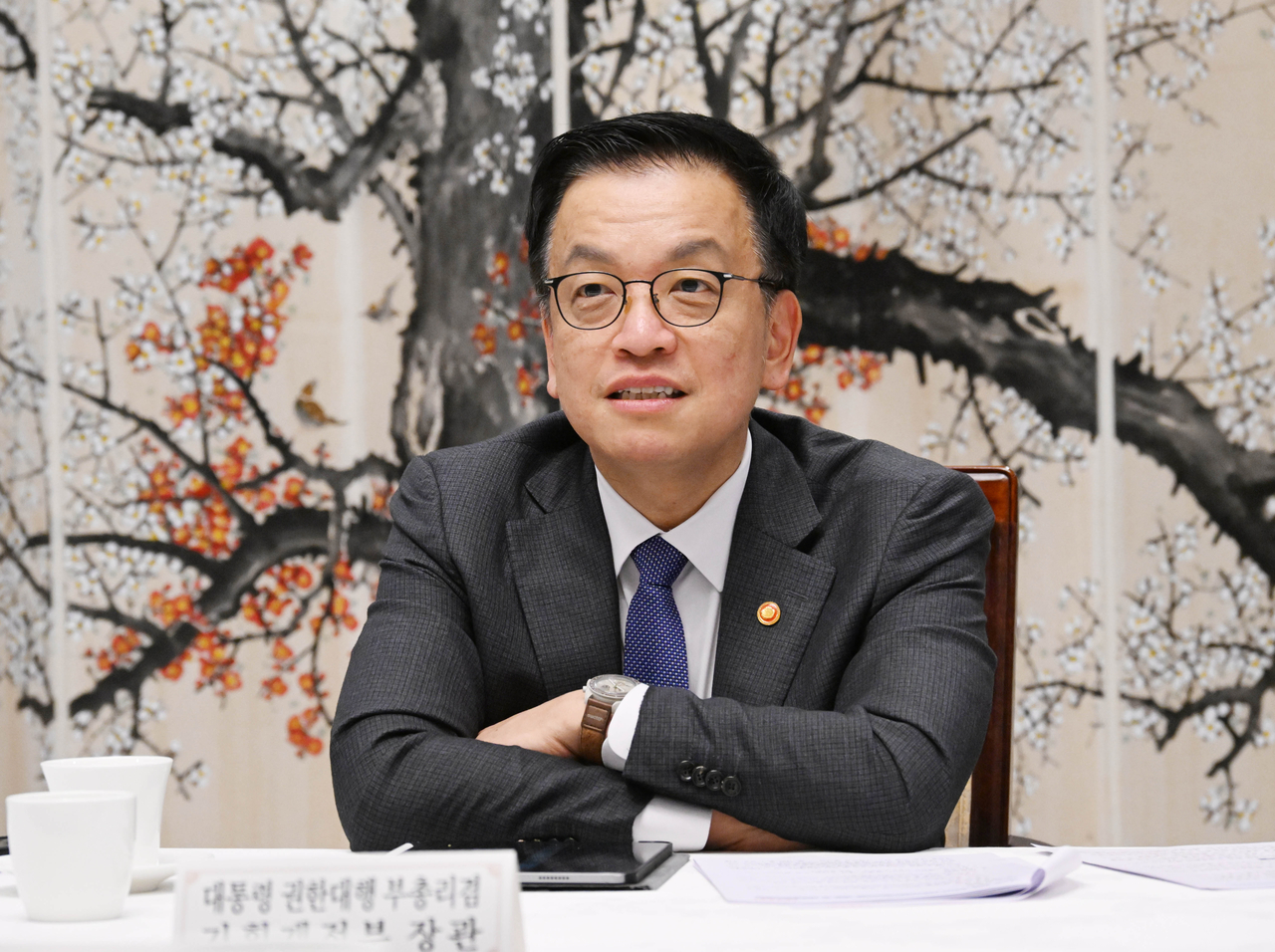 Acting President Choi Sang-mok speaks during a meeting with ministers and senior officials on economic affairs at the government complex building in Seoul on Friday. (Yonhap)