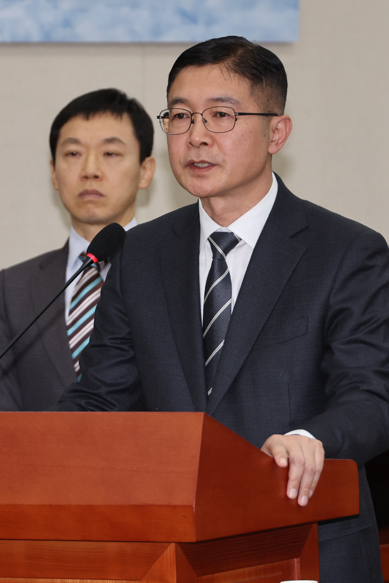 양재응(오른쪽) 국방부 국회협력단장과 강태훈 국회협력관이 21일 국회에서 열린 ‘윤석열 정부의 비상계엄 선포를 통한 내란 혐의 진상규명 국정조사 특별위원회’ 전체회의에서 위원 질의에 답하고 있다. [연합]
