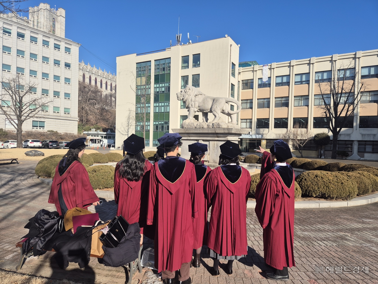 지난 19일 서울 동대문구 경희대학교에서 열린 전기 학위수여식에서 사설 바카라생들이 기념사진을 찍고 있다. 김도윤 기자.