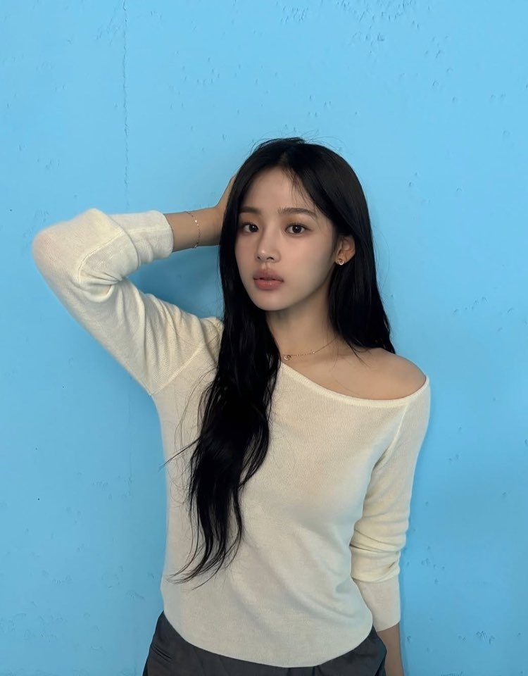 Minji of NJZ with demure makeup (Instagram)