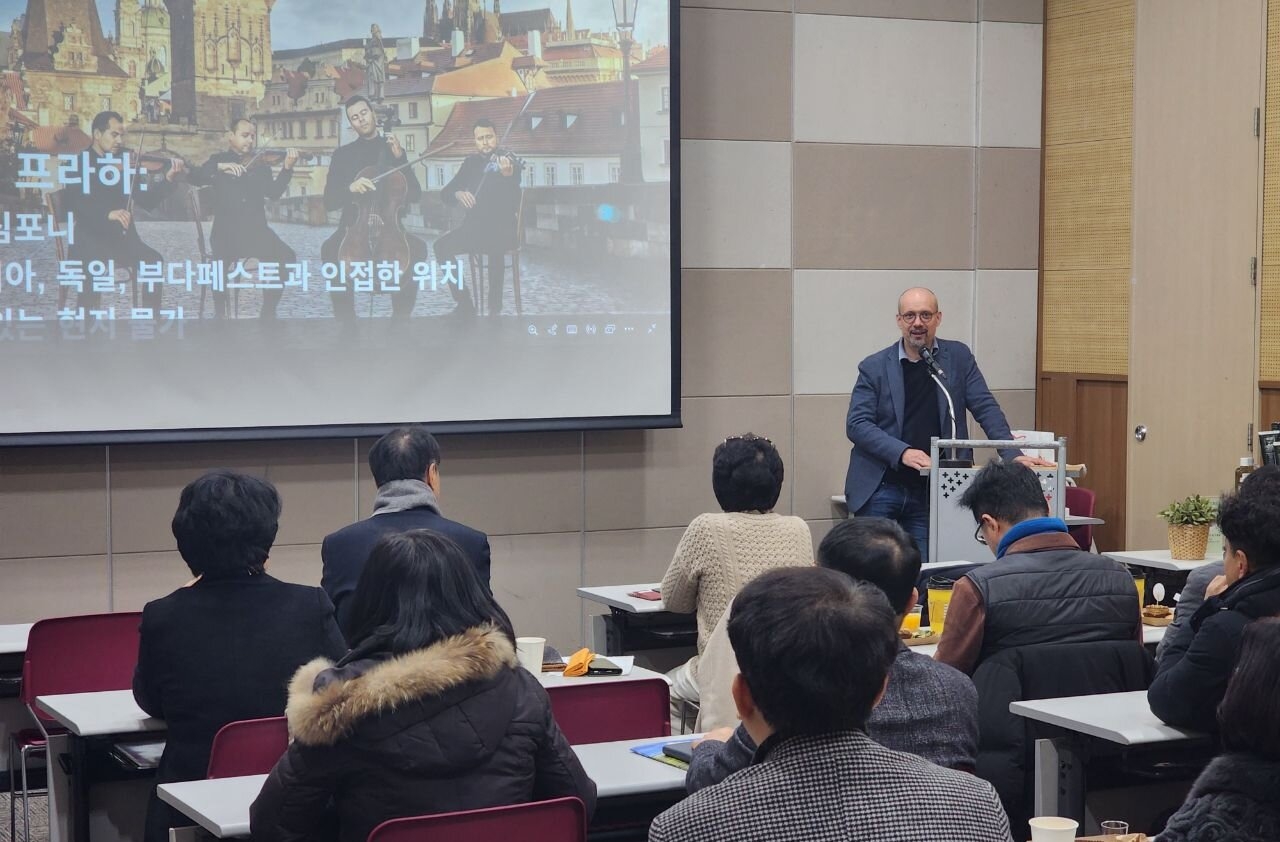 미카엘 프로하스카 슬롯 머신 게임관광청 한국지사장이 광주광역시-호남 지역 파트너들에게 새로운 슬롯 머신 게임여행정보를 설명하고 있다.[슬롯 머신 게임관광청 제공]