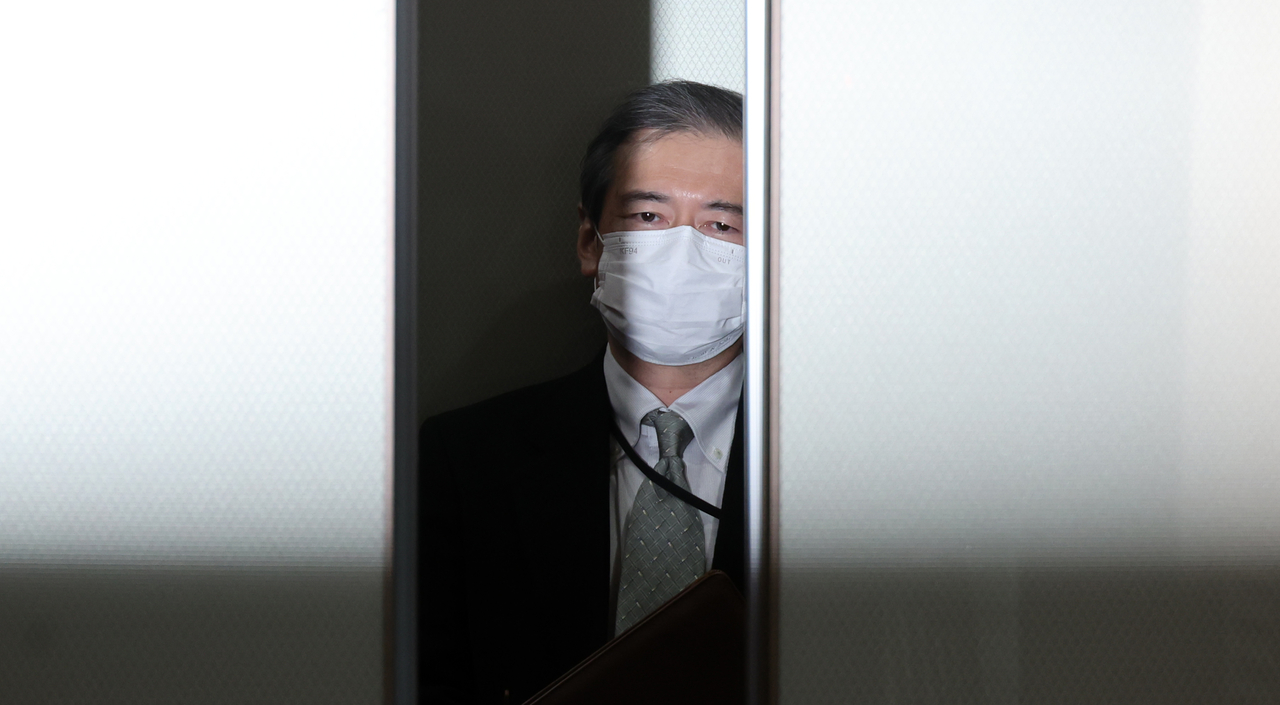 Taisuke Mibae, the deputy chief of mission at the Japanese Embassy in Seoul, is seen at the Seoul foreign ministry on Saturday, after he was summoned by the South Korean government in protest of Japan's renewed territorial claim over Dokdo. (Yonhap)