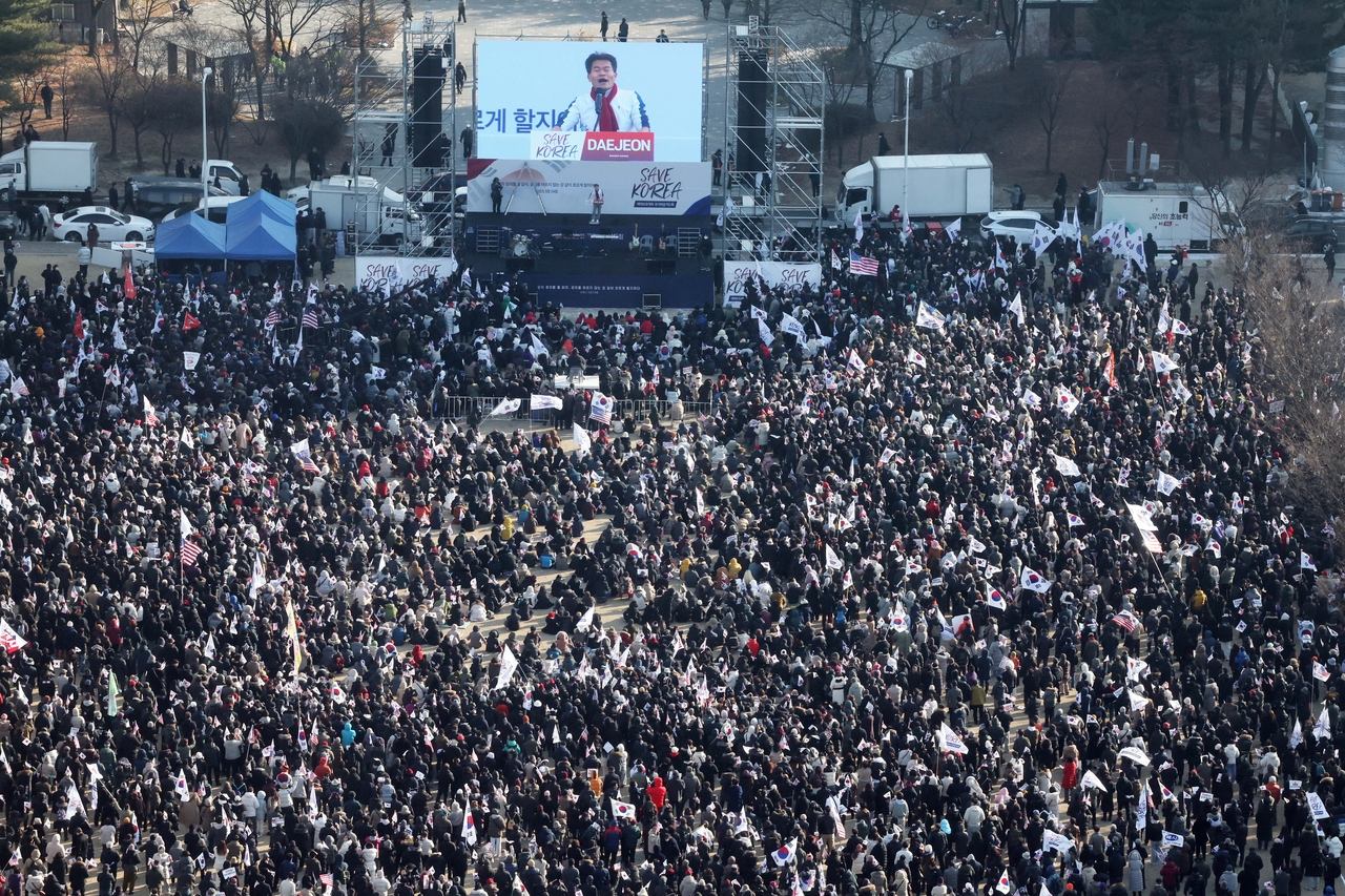 22일 오후 대전시청 남문슬롯에서 세이브코리아 주최로 탄핵반대 집회가 열렸다. 시청 슬롯이 집회 참가자들로 붐비고 있다. <연합뉴스