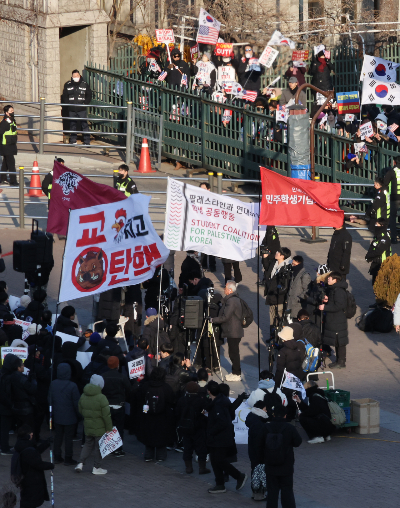 A demonstration calling for President Yoon Suk Yeol's impeachment and a rally against it are being held at the Seoul campus of Korea University on Friday. (Yonhap)