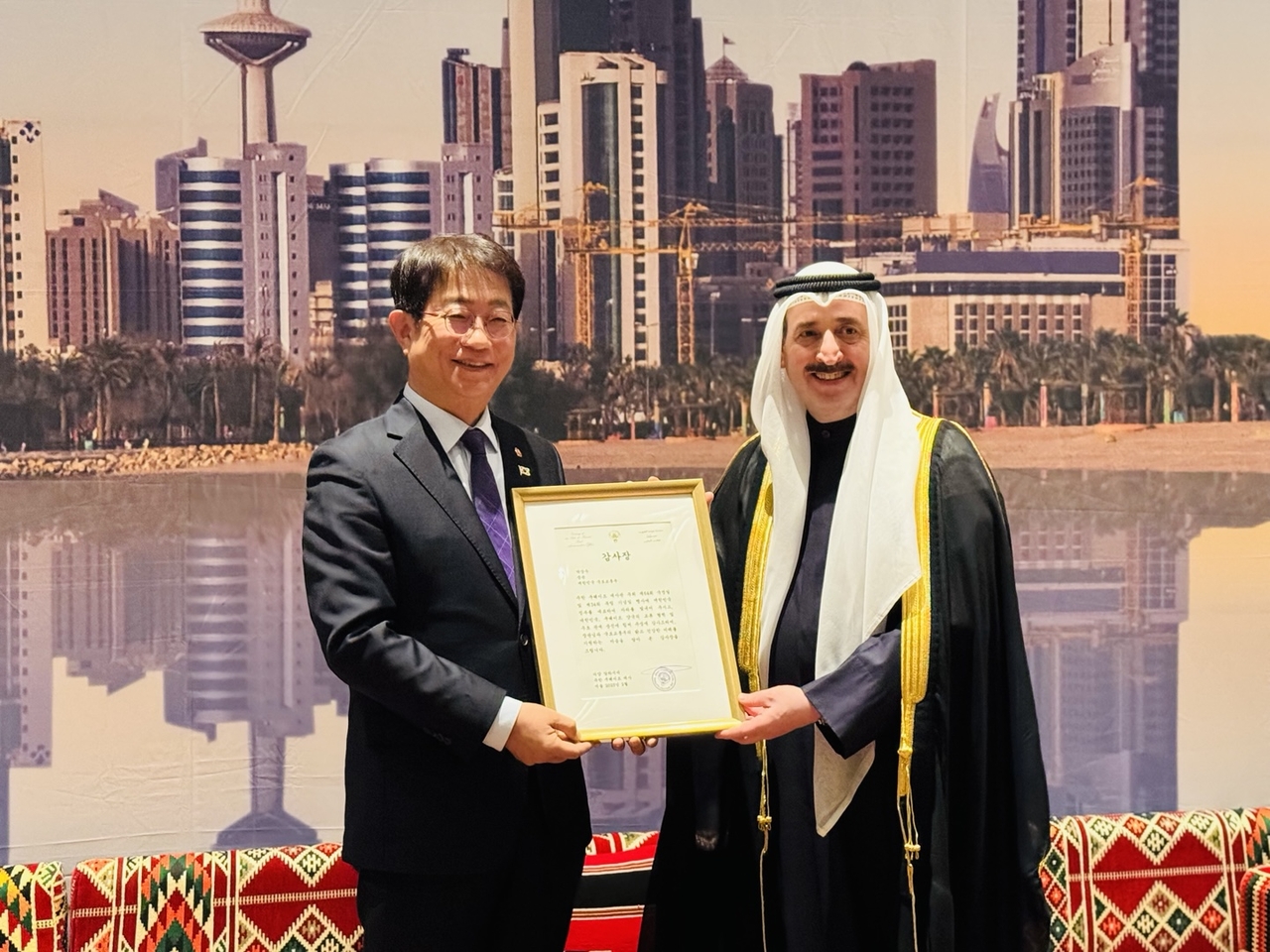 Kuwaiti Ambassador to Korea Deyab Farhan Al-Rashidi (right) and South Korean Minister of Land, Infrastructure and Transport Park Sang-woo exchange greetings at Kuwait’s 64th National Day at Grand Hyatt Seoul on Thursday. (Sanjay Kumar/ The Korea Herald)