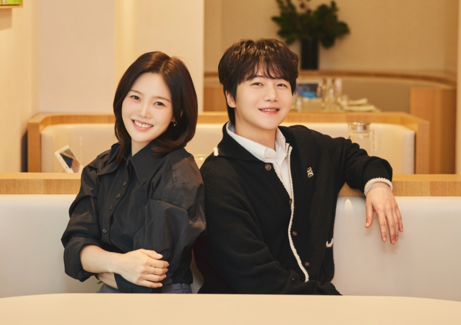 Hyojung of the South Korean girl group Oh My Girl (left) and Jinho of the boy group Pentagon (Seoul Performing Arts Company)