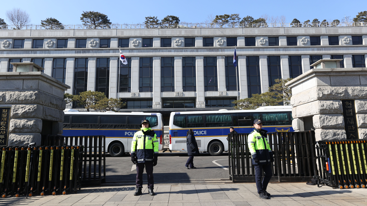 Police stand guard outside the Constitutional Court in Seoul on Friday. (Yonhap)