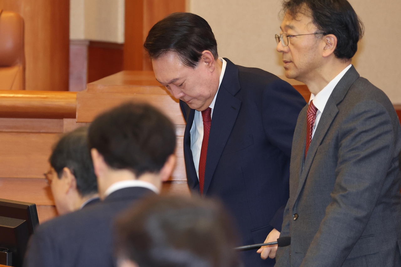 윤석열 대통령이 21일 오후 서울 종로구 헌법재판소 대심판정에서 열린 탄핵심판 3차 변론기일에 참석하고 있다.[뉴시스]