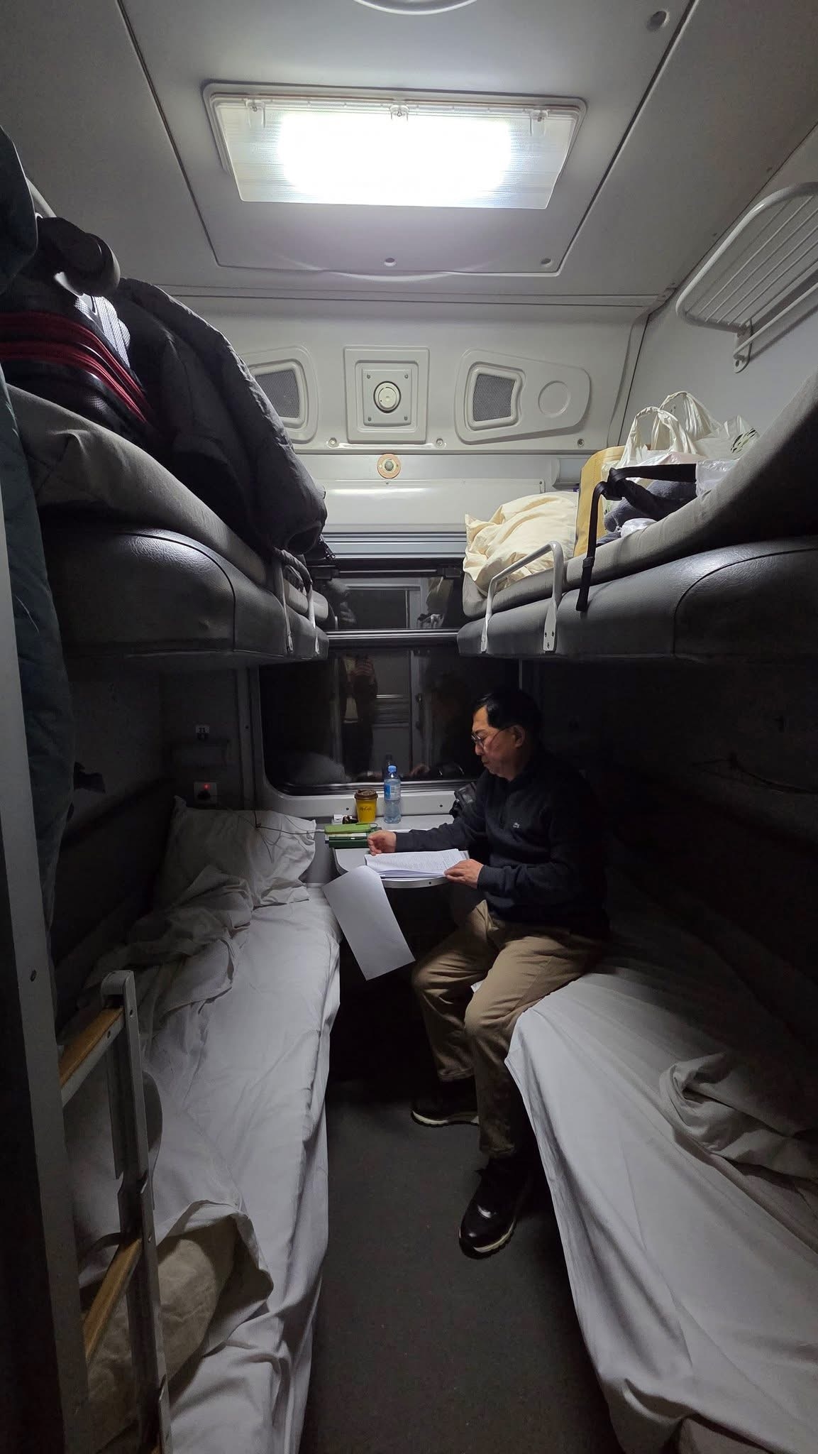 "I have just boarded the train to Kyiv, just me and my aide," People Power Party Rep. Yu Yong-weon said in a post on his Facebook on Sunday.