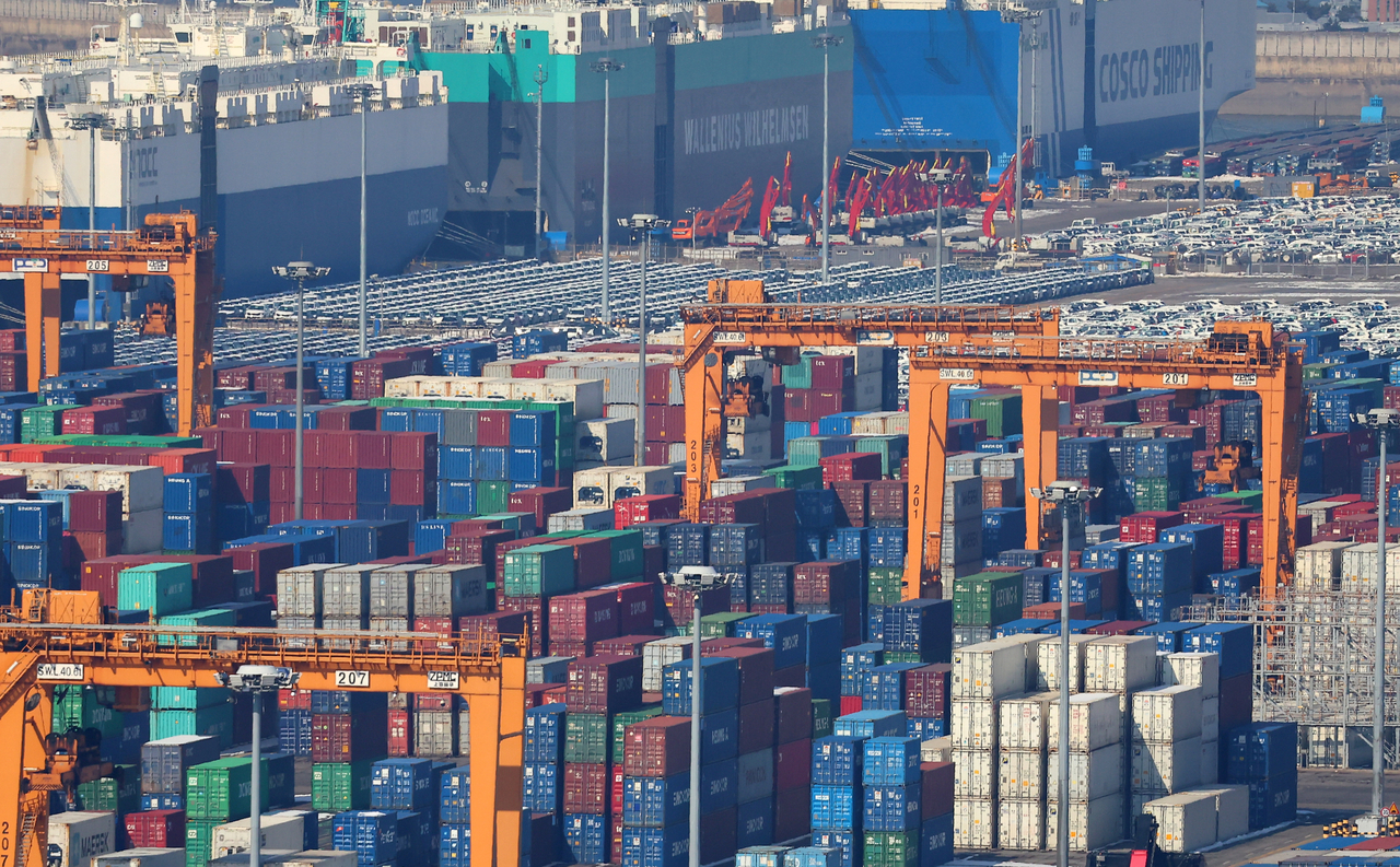 Containers and cargo boxes for exports are lined up at a port in Pyeongtaek, 70 kilometers south of Seoul, on Feb. 11. (Yonhap)