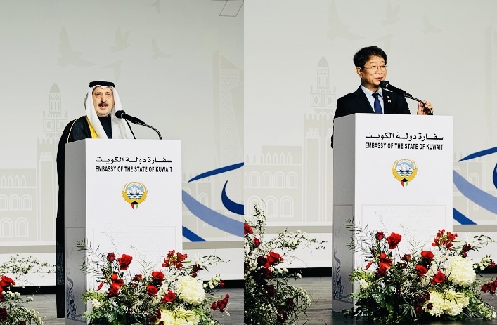 Kuwaiti Ambassador to Korea Deyab Farhan Al-Rashidi (left) and South Korean Minister of Land, Infrastructure and Transport Park Sang-woo speak at an event for Kuwait’s 64th National Day at the Grand Hyatt Seoul on Thursday. (Sanjay Kumar/The Korea Herald)