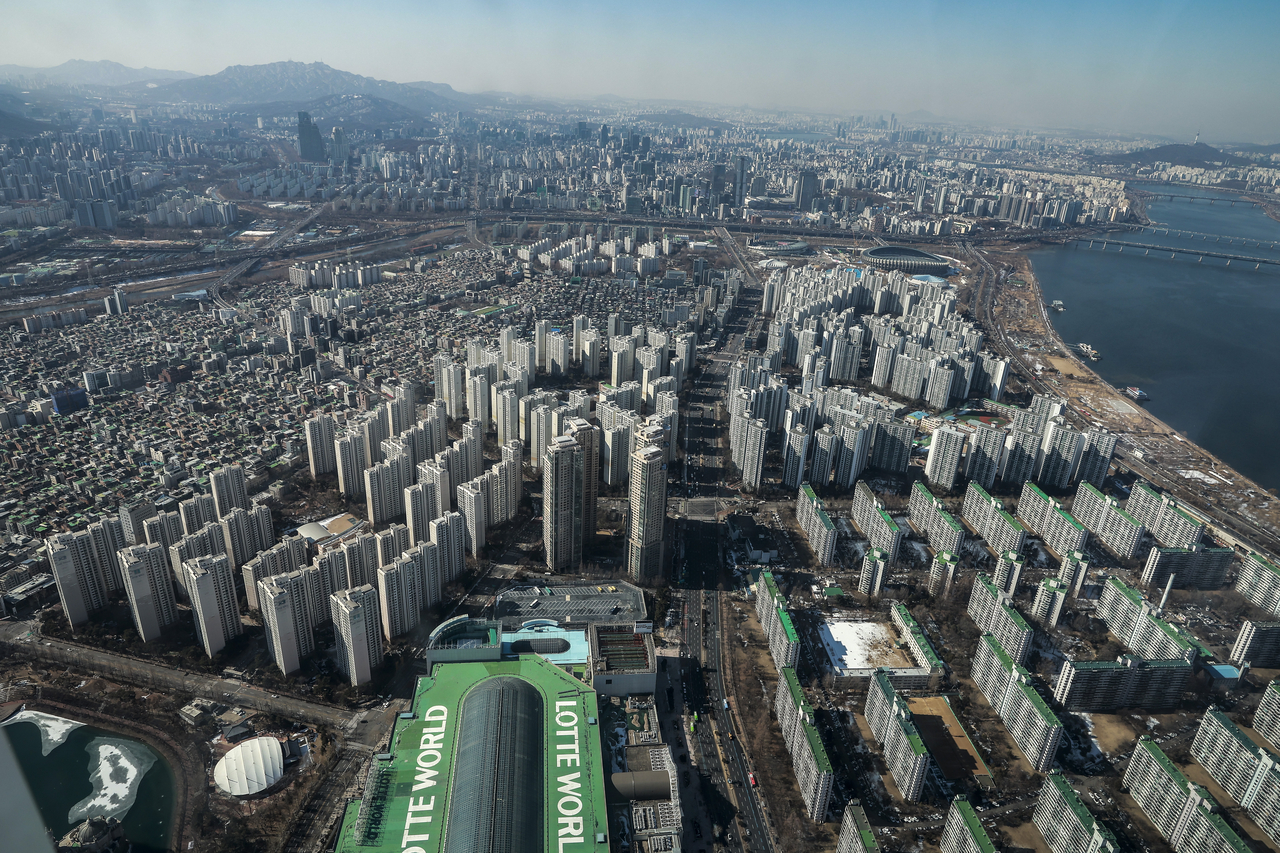 A dense cluster of high-rise apartments in Seoul’s Jamsil district, seen from the Seoul Sky Observatory atop Lotte World Tower, the world’s sixth-tallest building, on Feb. 13. (Newsis)