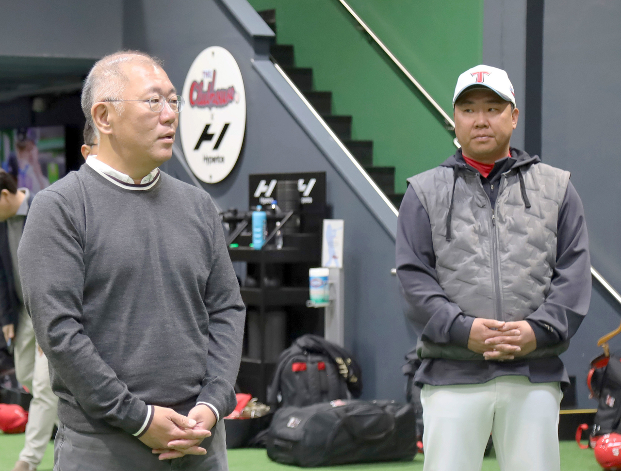 정의선 현대차그룹 회장이 16일(현지시간) 미국 캘리포니아 어바인에 위치한 KIA 타이거즈 스프링캠프를 찾아 훈련 중인 선수들과 코칭 스태프를 격려하고 있다.[연합]