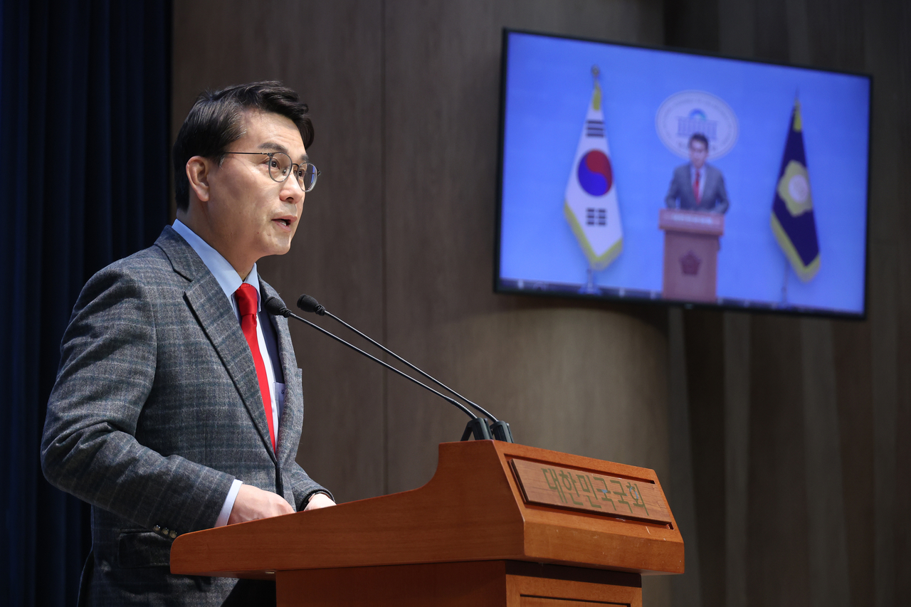 People Power Party Rep. Yoon Sang-hyun holds a press conference at the National Assembly on Sunday. Yonhap