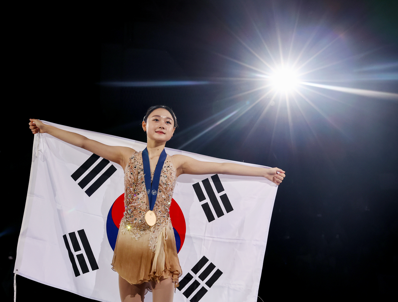 김채연이 23일 서울 목동 아이스링크에서 열린 2025 국제빙상경기연맹(ISU) 사대륙 피겨 선수권대회 여자 싱글 프리스케이팅에서 금메달을 획득한 뒤 태극기를 펼쳐 들고 포즈를 취하고 있다.  [연합]