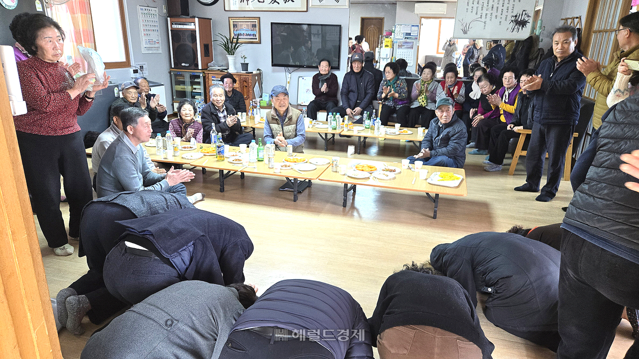 영주시 상망동 기관단체장들이 500여 경로당 어르신들에게  세배인사를 드리고 있다(영주시 제공)