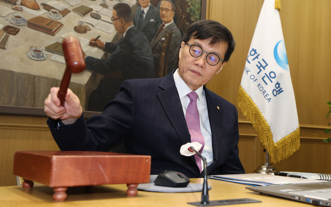 올해 우리나라 성장률 눈높이가 최근 크게 낮아지면서 시장은 오는 25일 기준금리가 인하될 것이라고 예상하고 있다. 지난달 16일 서울 중구 한국은행에서 열린 금융통화위원회 본회의에서 의사봉을 두드리고 있는 이창용 한국은행 총재 [사진공동취재단]