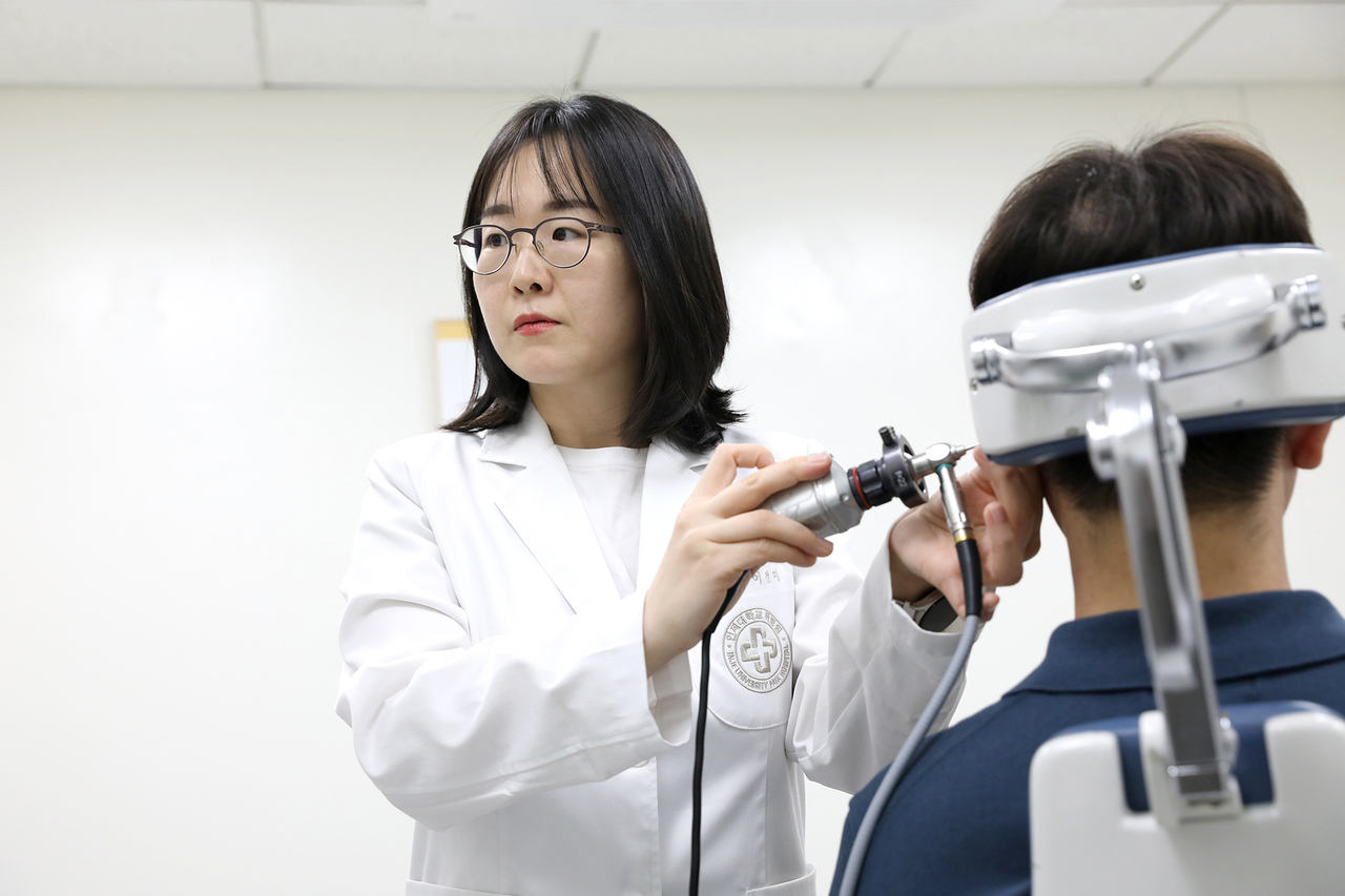 일산백병원 이비인후과 이전미 교수가 수면무호흡증 환자를 분석한 결과 모든 주파수 대역에서 청력 손실이 나타나는 것을 확인했다.