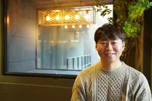 Delivery worker by night, You Yeong-gwang penned breakout bestseller 'Rainfall Market' at bus stop