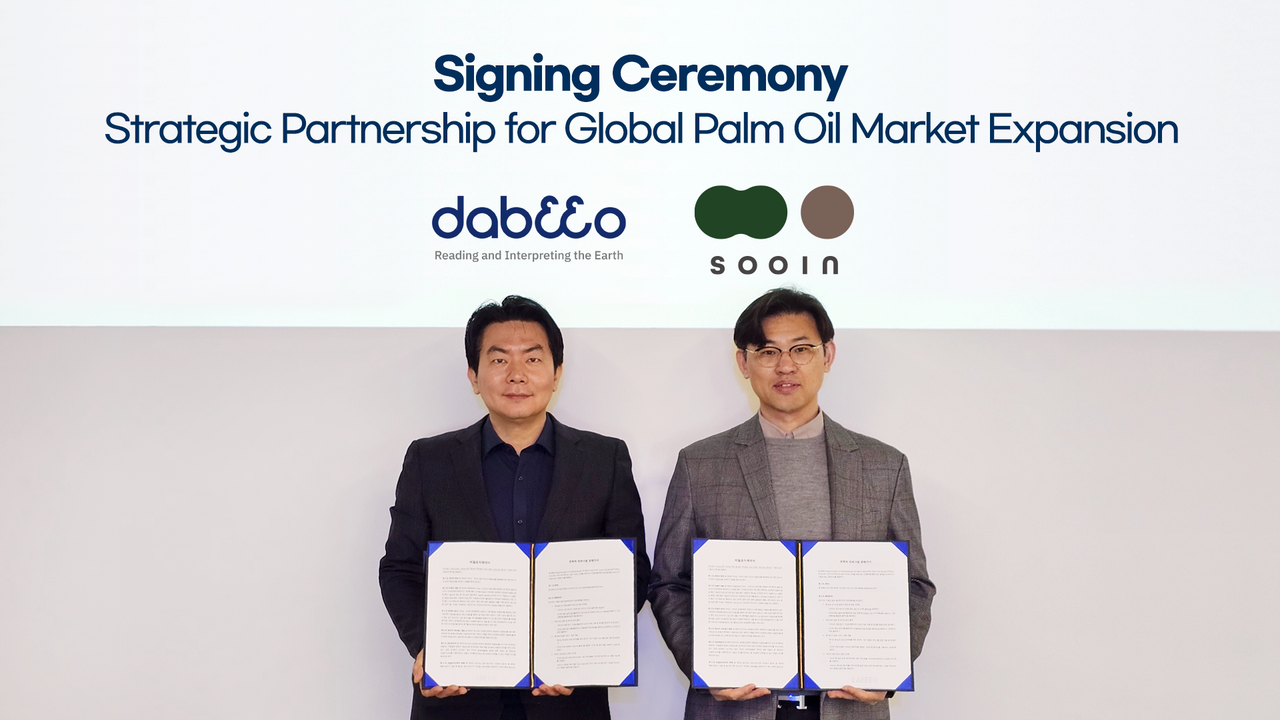 Victor Choi (left), vice president of Dabeeo, and Kim Soo-yong, CEO of Sooin, pose for a photo during a partnership signing event in Seoul on Thursday. (Dabeeo)