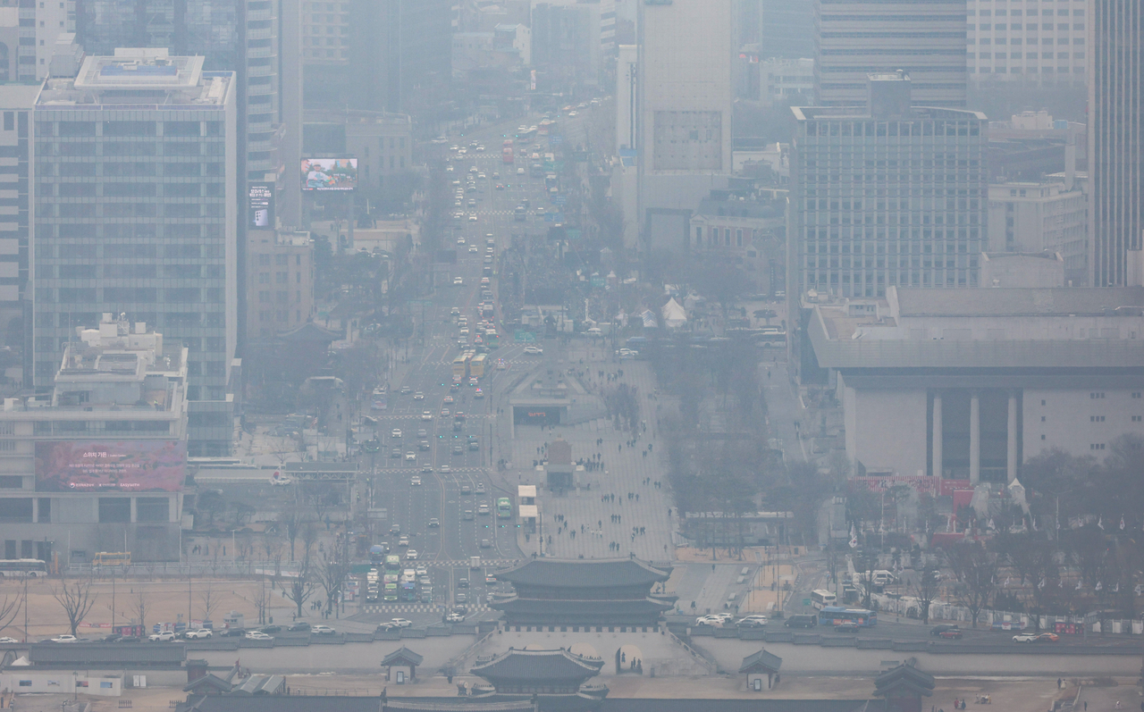 The cityscape in central Seoul is obscured by a thick blanket of fine dust on Feb. 16. (Newsis)