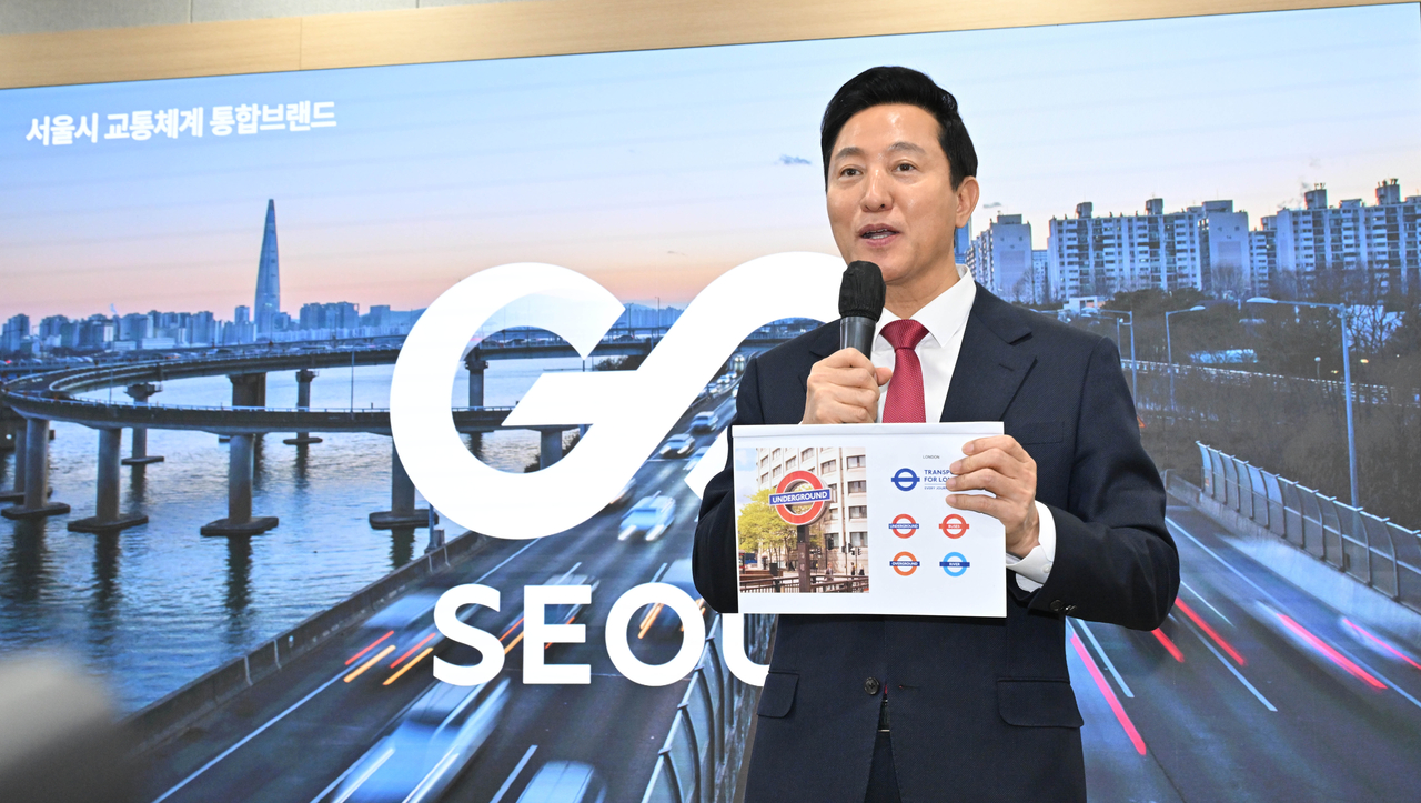 오세훈 서울시장이 24일 오전 서울 중구 서울시청 브리핑룸에서 열린 교통수단 통합브랜드 발표 기자설명회에 참석해 신규 브랜드 ‘GO SEOUL’을 소개하고 있다. 서울시는 이날 설명회를 통해 버스, 지하철, 공공자전거 따릉이, 한강버스 등 서울의 교통수단을 상징하는 통합브랜드 ‘GO SEOUL’을 발표했다.  임세준 기자