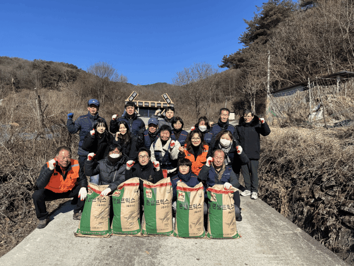 영주시가 (사)푸른환경보존협회 영주시지부와 함께 단산면 일대에서 겨울철 야생동물 을 위해 옥수수 등 500kg을  소백산 기슭의 야생동물 주요 서식지와 통행로 주변에 살포했다