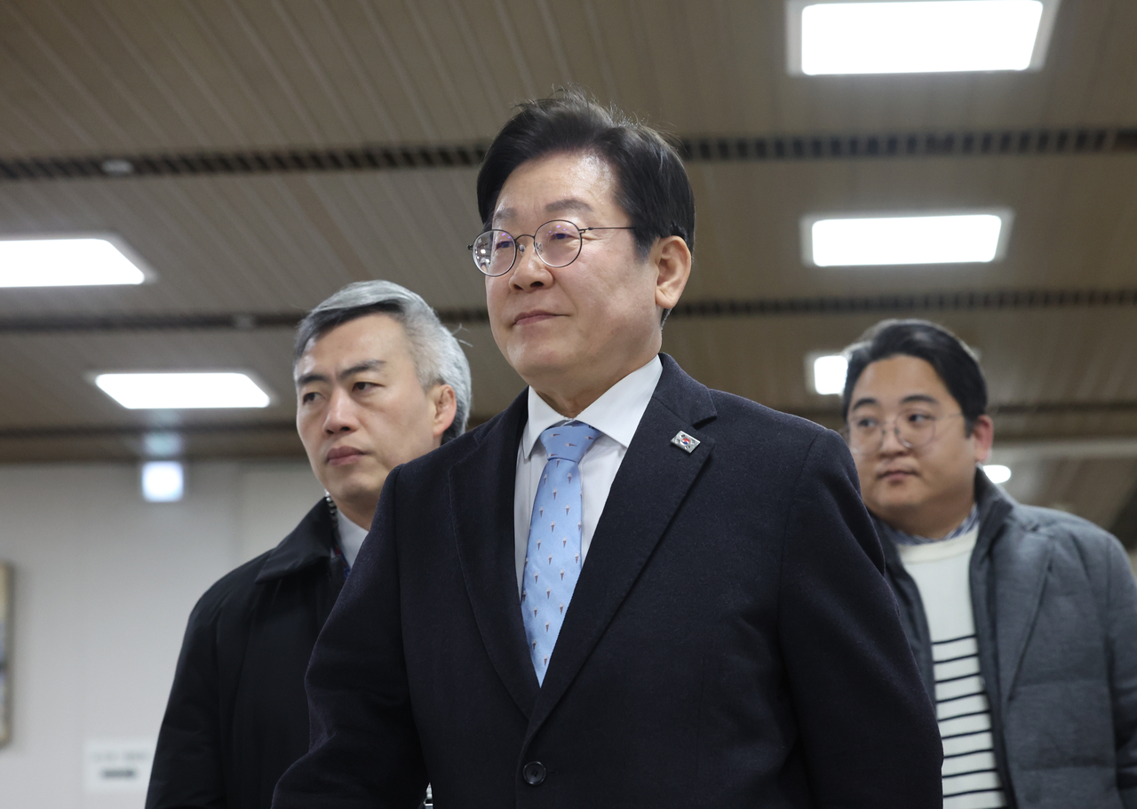 Rep. Lee Jae-myung, chair of the main opposition Democratic Party of Korea, attends the fourth hearing of his trial on his election law violation charge held at the Seoul High Court on Feb. 19. (Yonhap)
