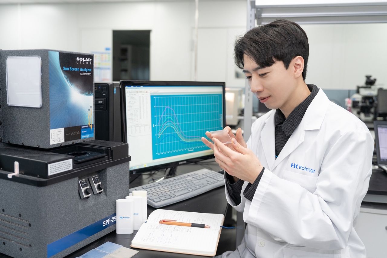 A Kolmar Korea researcher conducts UV protection studies at UV Tech Innovation R&D Center (Kolmar Korea)
