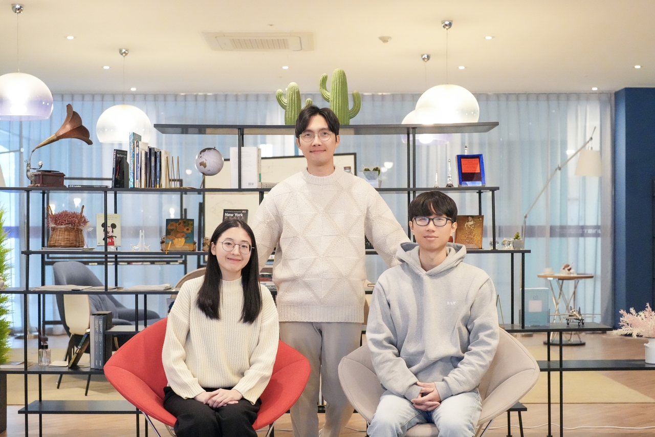 이번 연구를 수행한 UNIST 연구진. 이주현(왼쪽부터) 연구원, 곽원진 교수, 이현욱 연구원.[UNIST 제공]