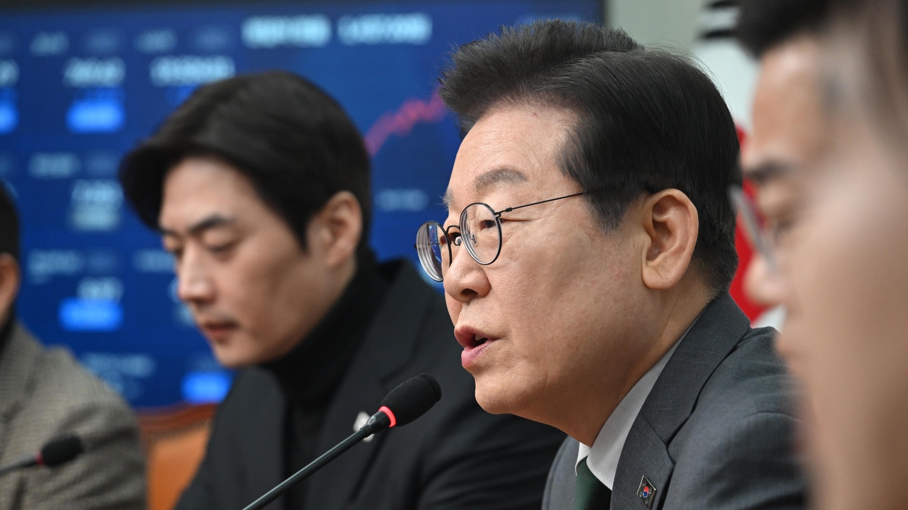 이재명 더불어민주당 대표가 24일 오전 서울 여의도 국회에서 열린 최고위원회의에 참석해 모두발언하고 있다. 이상섭 기자