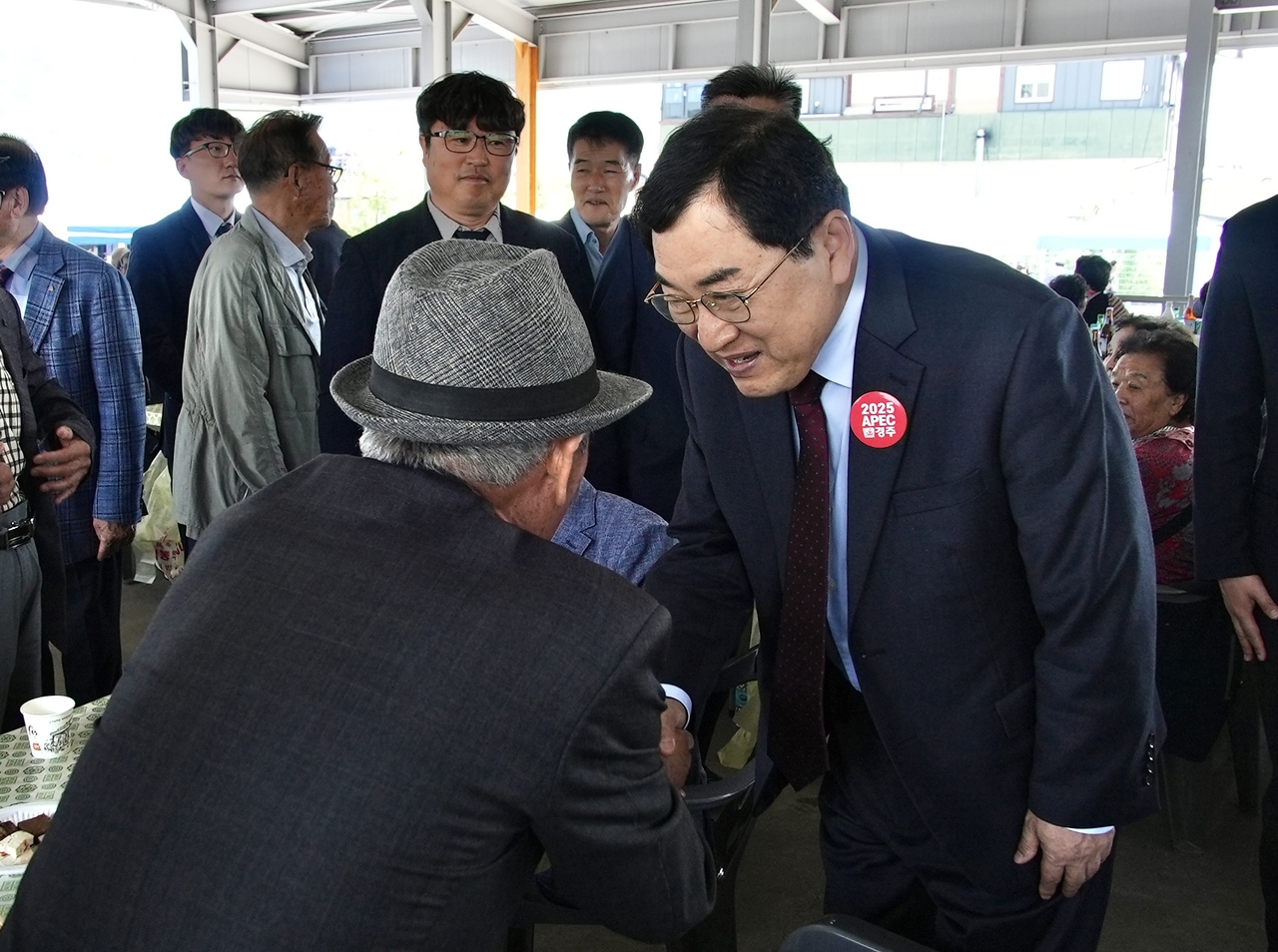 주낙영 경주시장이 지난해 열린 강동 어르신 한마당 축제장을 방문하고 있다.[경주시 제공]