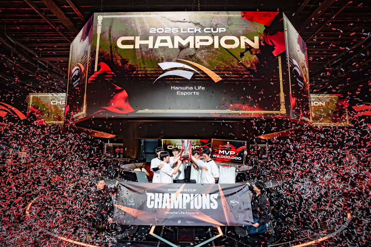 Hanwha Life Esports players celebrate their victory after the 2025 LCK Cup finals in Jongno-gu, Seoul, on Sunday. (LCK)