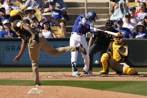 New Dodger Kim Hye-seong collects 1st hit of spring training