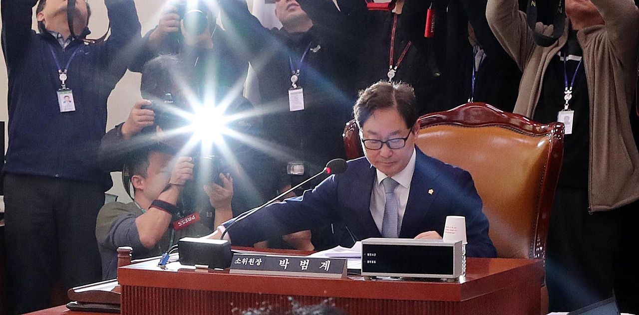 박범계 국회 법제사법위원회 법안심사제1소위원장이 24일 오전 서울 여의도 국회에서 열린 법사위 법안심사제1소위원회의에서 의사봉을 두드리고 있다. 이상섭 기자
