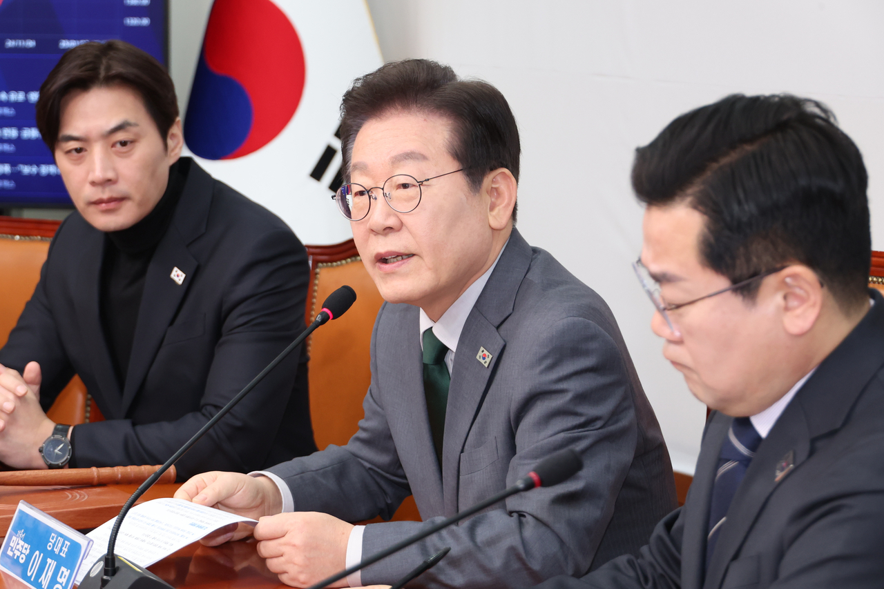 Main opposition leader Lee Jae-myung, center, speaks during a Democratic Party of Korea leadership meeting held at the National Assembly on Monday. Yonhap