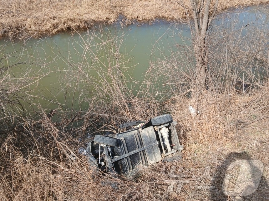 23일 오전 11시쯤 경북 상주시 중동면 한 소하천에 전동휠체어가 추락해 80대여성이 숨졌다.(경북소방본부 제공)