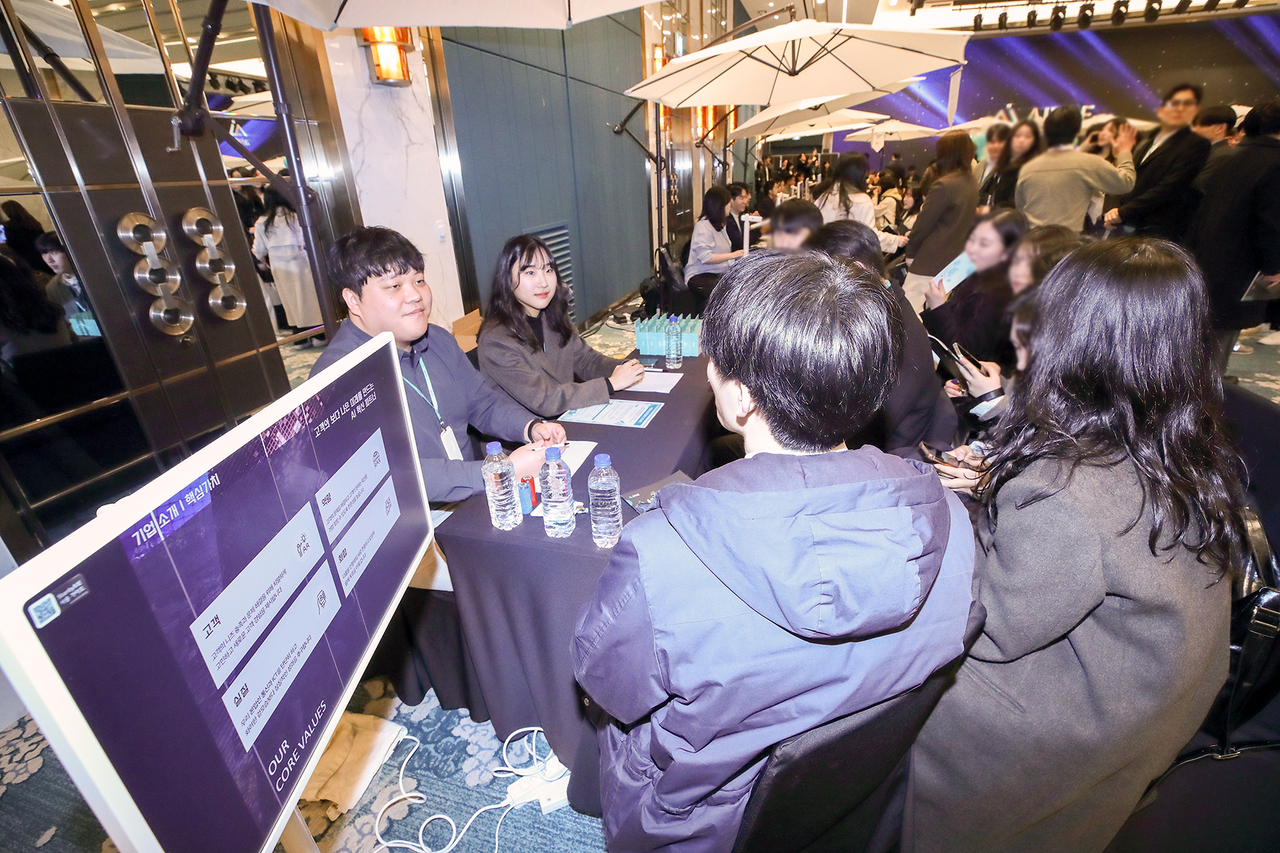 지난 21일 소피텔 앰배서더 서울 호텔에서 열린 KT 에이블스쿨 잡페어 현장에서 에이블스쿨 6기 교육생들이 취업 정보를 얻고 있다.  [KT 제공]