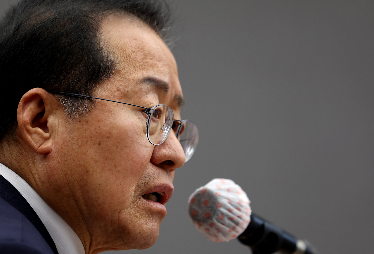 Daegu Mayor Hong Joon-pyo speaks at a press conference in Daegu in December. (Newsis)