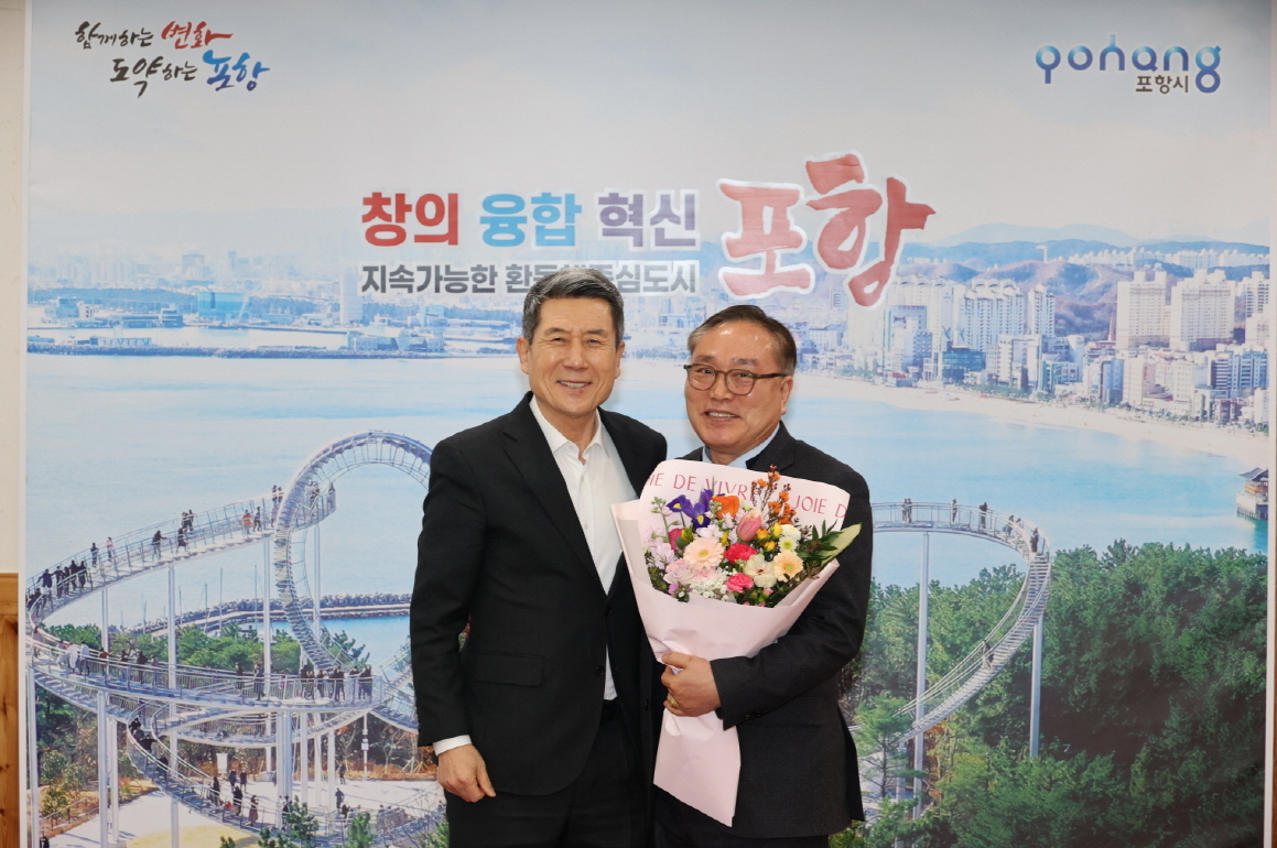 이강덕 포항시장은 지난 21일 시청 대외협력실에서 제11대 포항시사회복지사협회 신임 회장단의 취임을 축하하고, 지역 사회복지 발전 방안에 대해 논의했다. 이강덕 포항시장이 한상호 제11대 포항시사회복지사협회장에게 축하 꽃다발을 전달하고 있다.