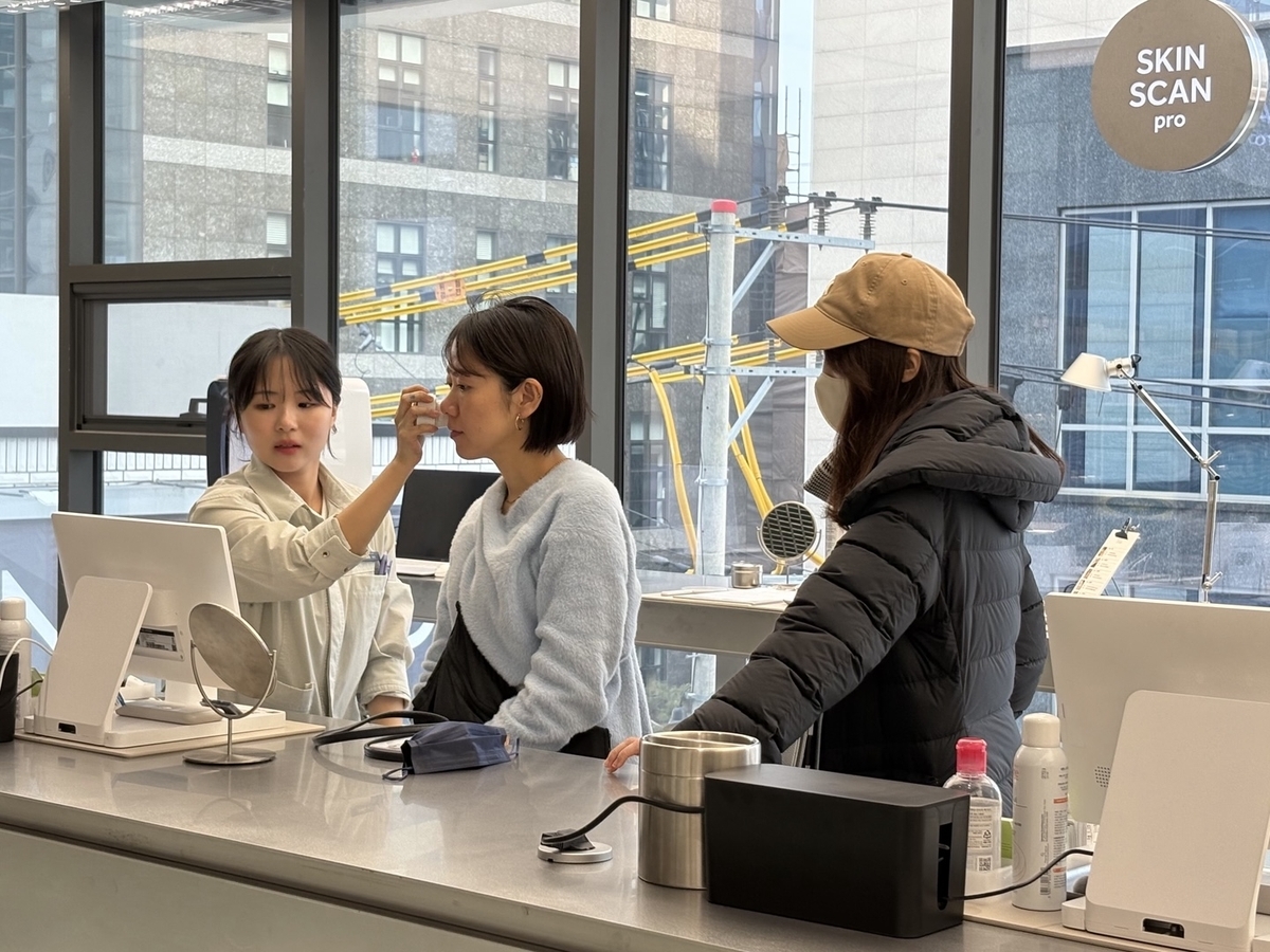 올리브영N성수 ‘스킨핏 스튜디오’에서 피부 진단을 받는 고객 모습.[CJ올리브영 제공]
