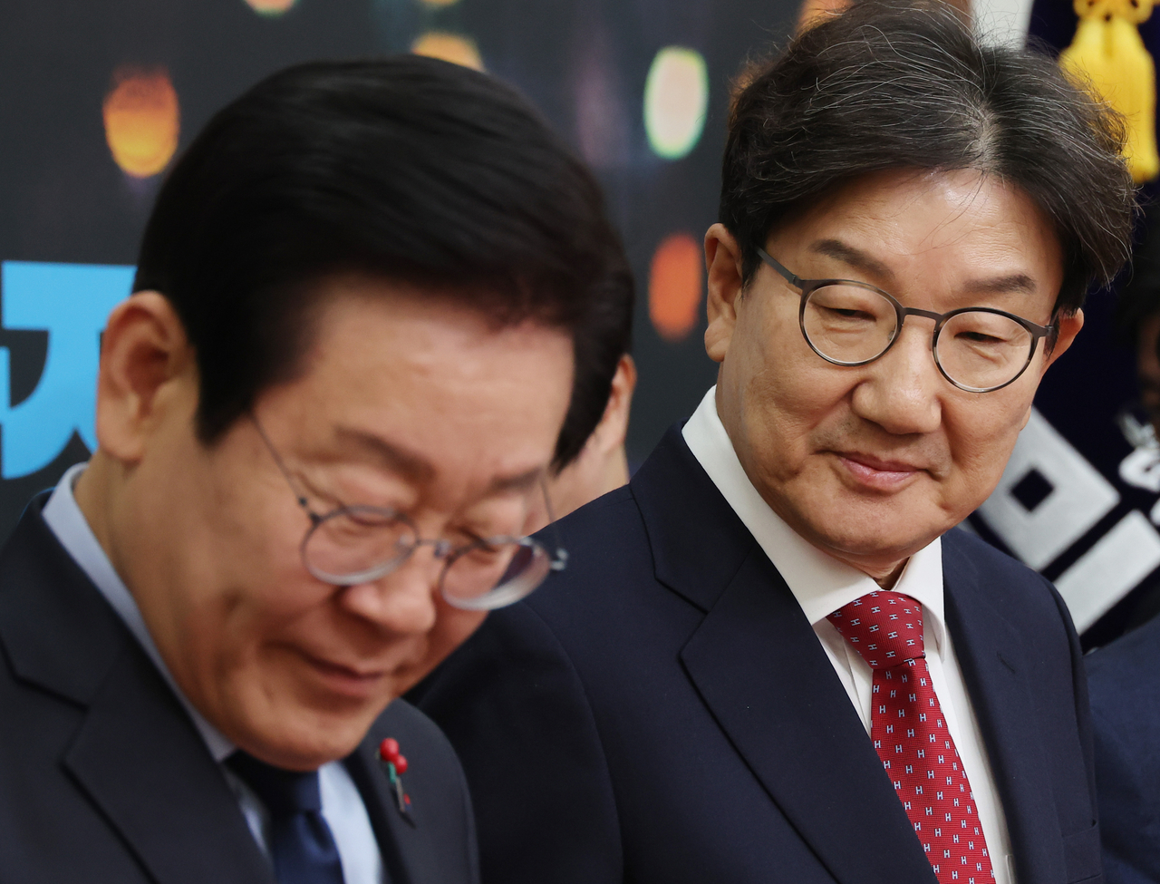 이재명(왼쪽) 더불어민주당 대표가 지난해 12월 18일 국회에서 예방한 권성동 당시 국민의힘 권성동 대표 권한대행 겸 원내대표를 만나 자리로 향하고 있다. [연합]