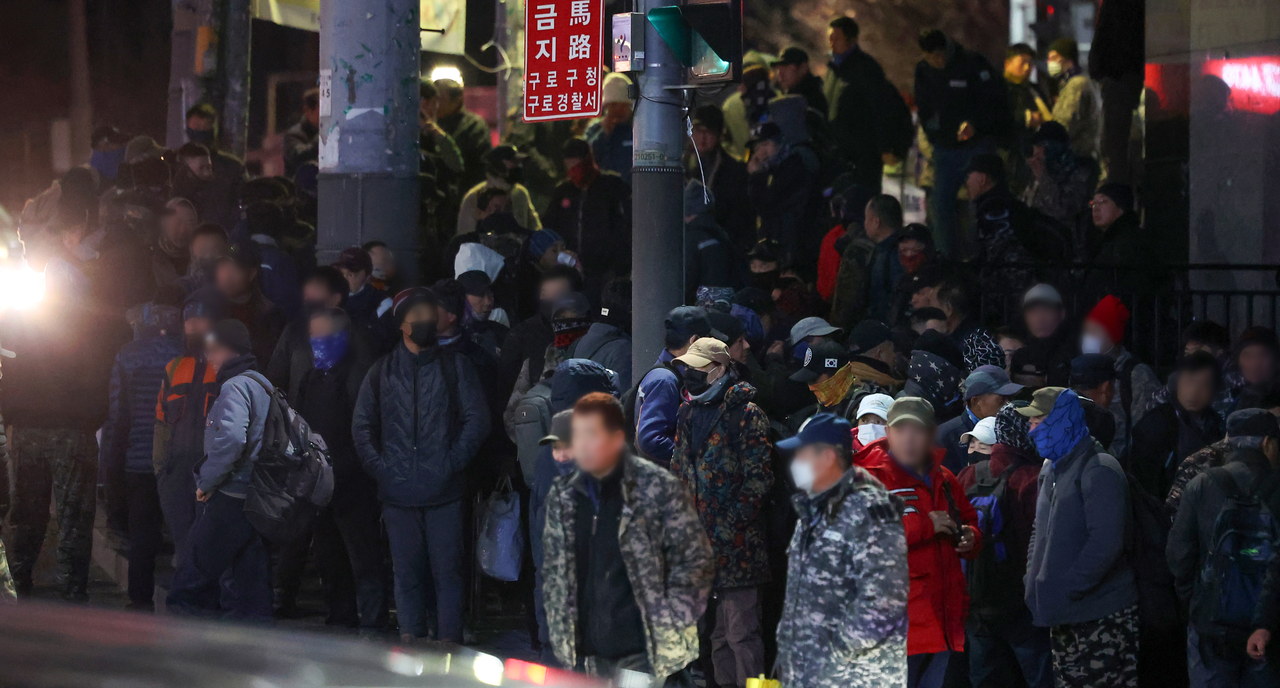 18일 새벽 인력사무소가 밀집한 서울 남구로역 인근 인도가 일감을 구하려는 일용직 구직자들로 가득하다. 통계청에 따르면 지난달 건설업 취업자 수는 약 192만1000명으로, 1년 전보다 16만8000명이 줄었다. 이는 2017년 1월(188만9000명) 이후 가장 적은 수치다.[연헙]